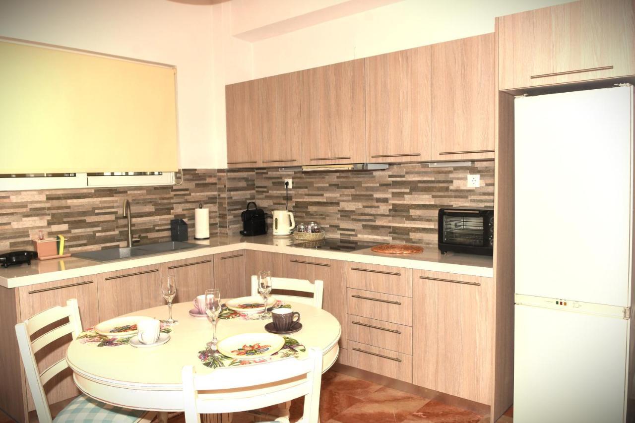 Ellis House Apartamento Agrinio Exterior foto